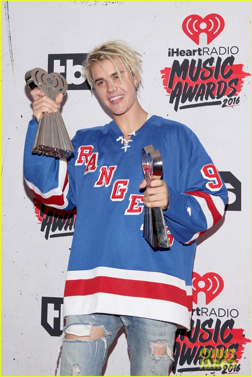justin bieber wins male artist of the year 2016 iheart radio awards 14