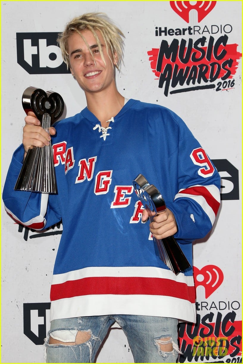 justin bieber wins male artist of the year 2016 iheart radio awards 15