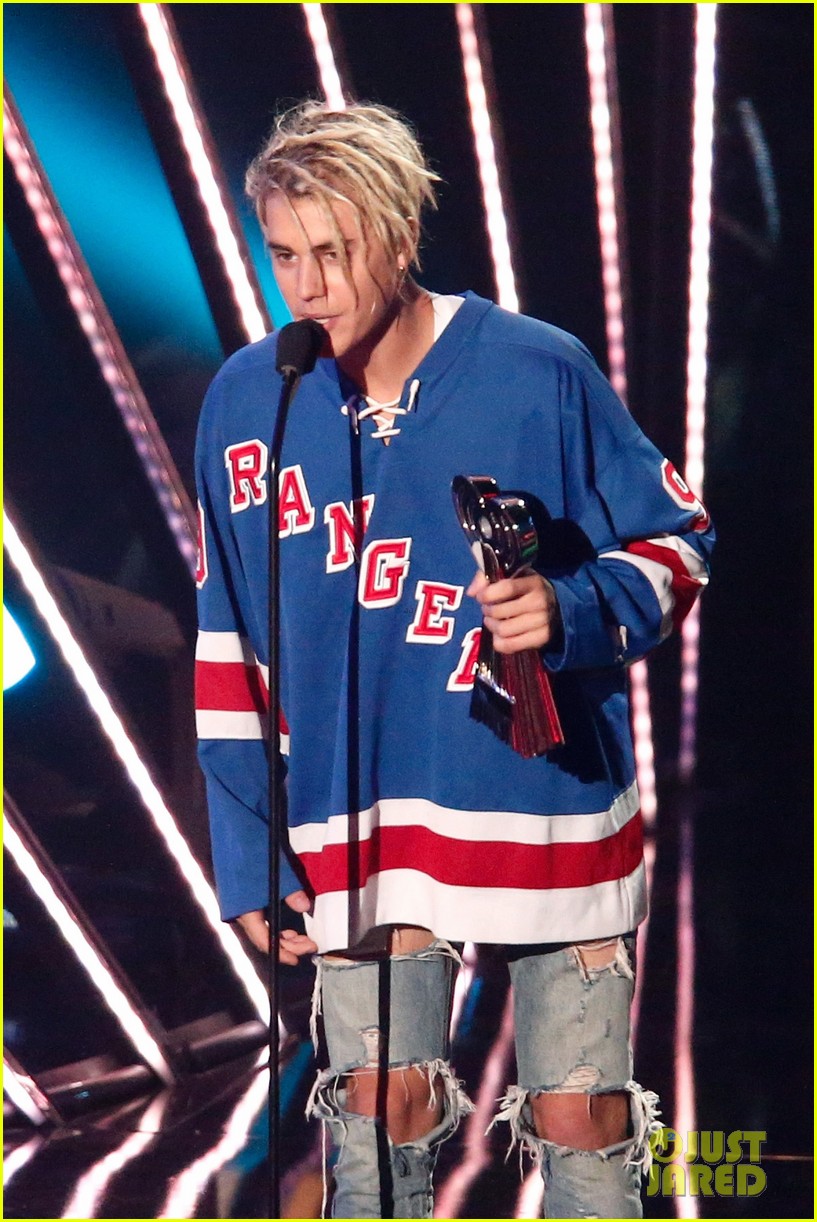 justin bieber wins male artist of the year 2016 iheart radio awards 17