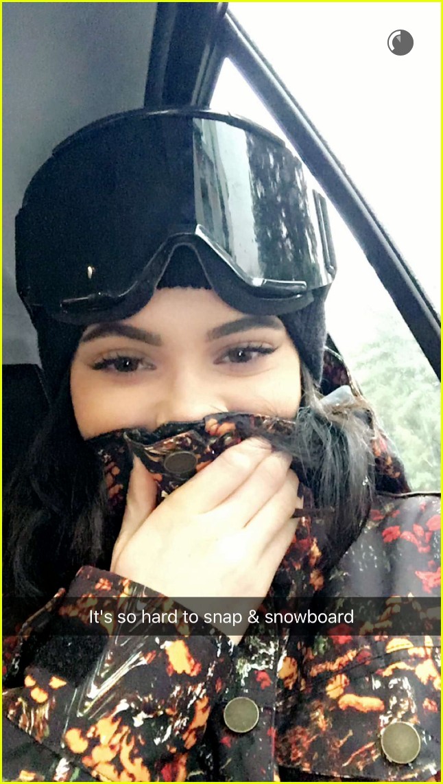 kendall kylie jenner skiing with sisters 01