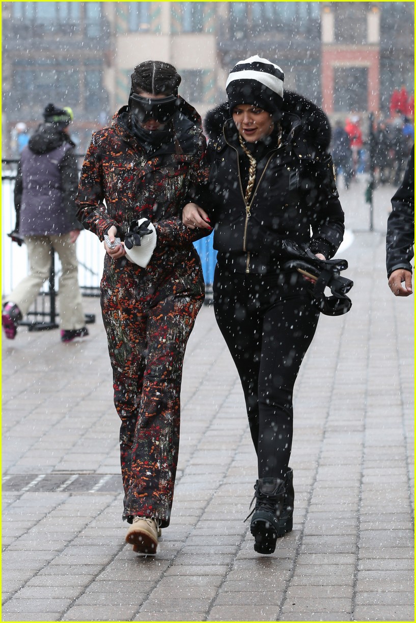 kendall kylie jenner skiing with sisters 04