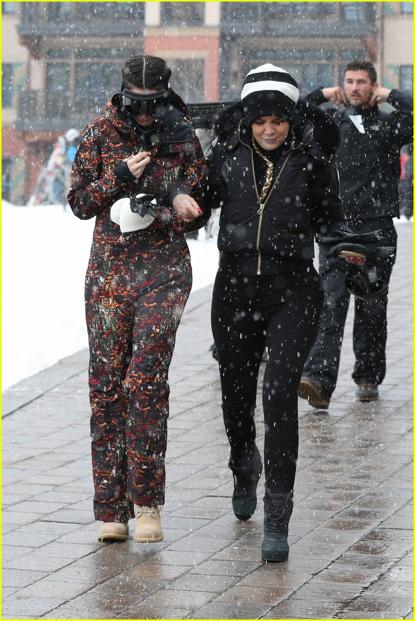 kendall kylie jenner skiing with sisters 09