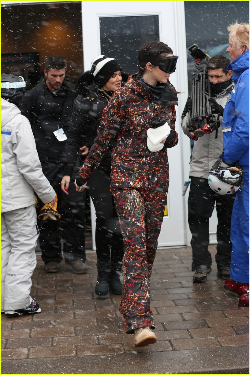 kendall kylie jenner skiing with sisters 17