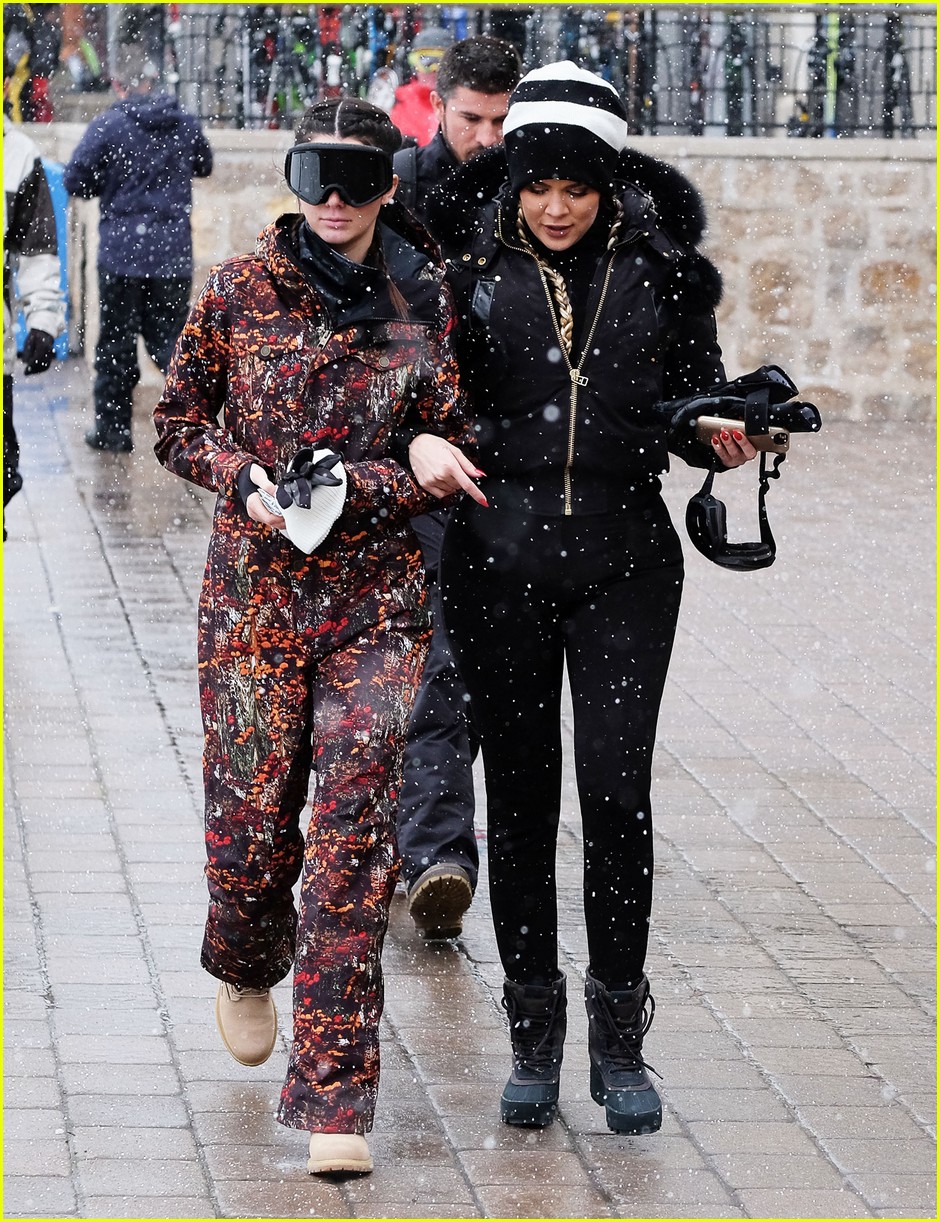 kendall kylie jenner skiing with sisters 25