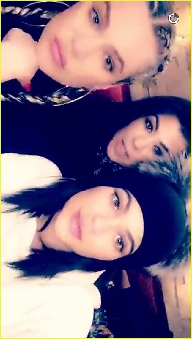 kendall kylie jenner skiing with sisters 39