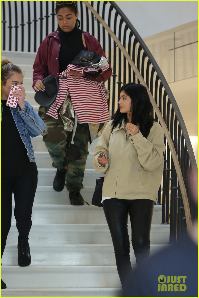 kylie jenner gets a facial from hailey baldwin 30