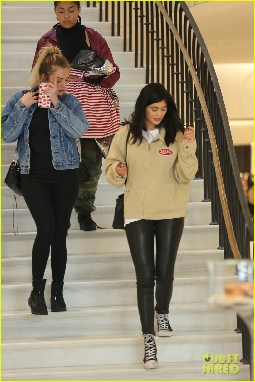 kylie jenner gets a facial from hailey baldwin 32