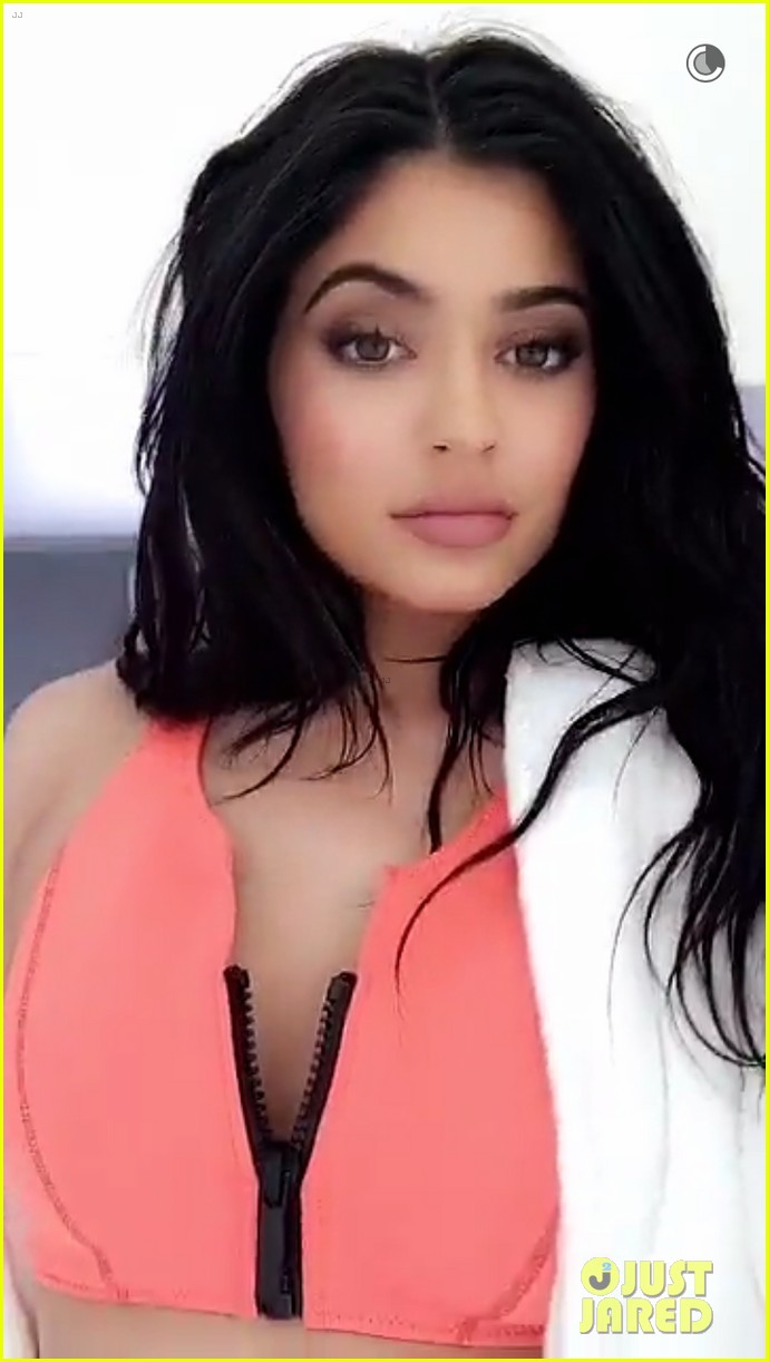 Kylie Jenner Looks Unrecognizable in New Social Media Pic: What Happened to  Her Face?!?