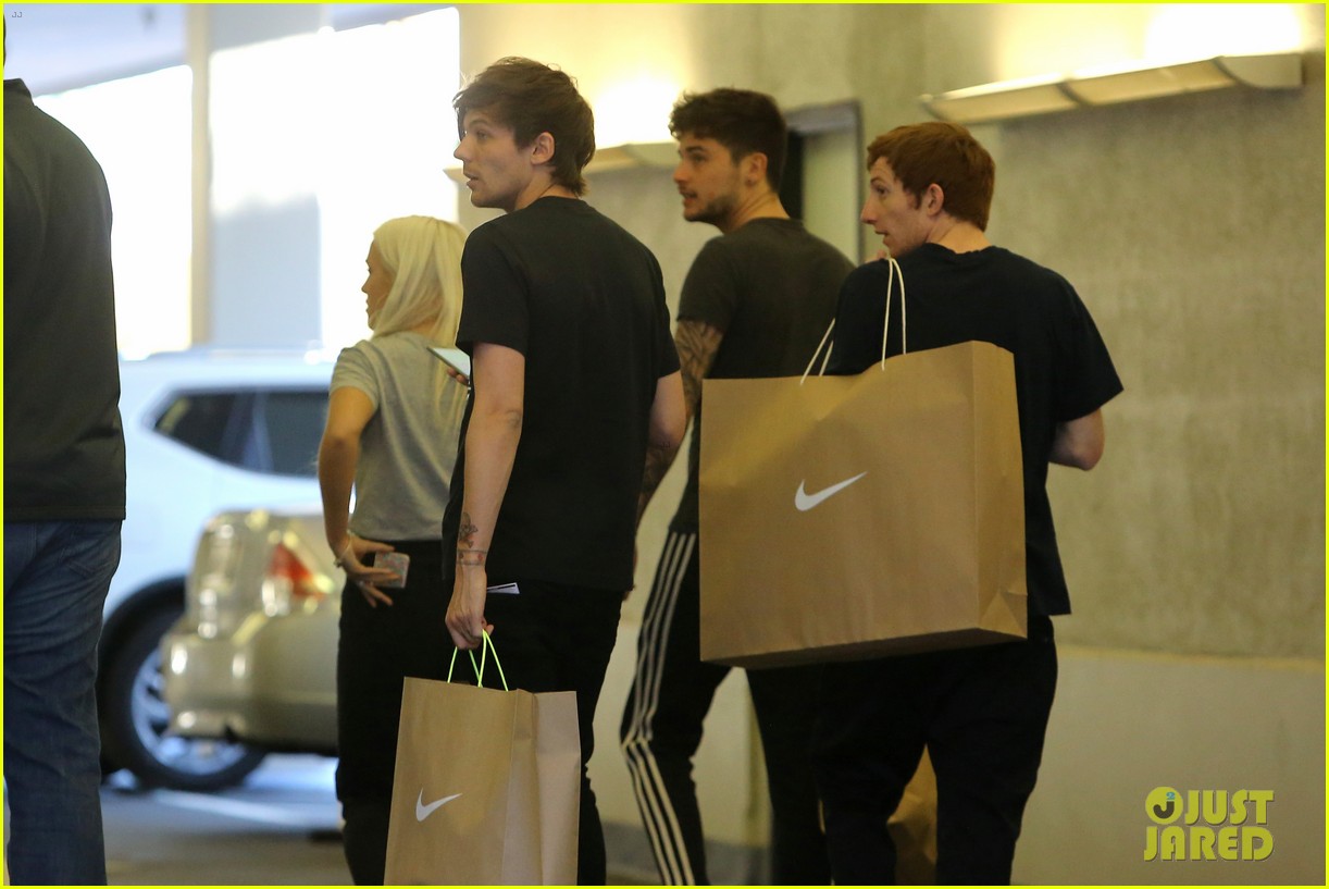 louis tomlinson spends the day with freddie and sister lottie 08