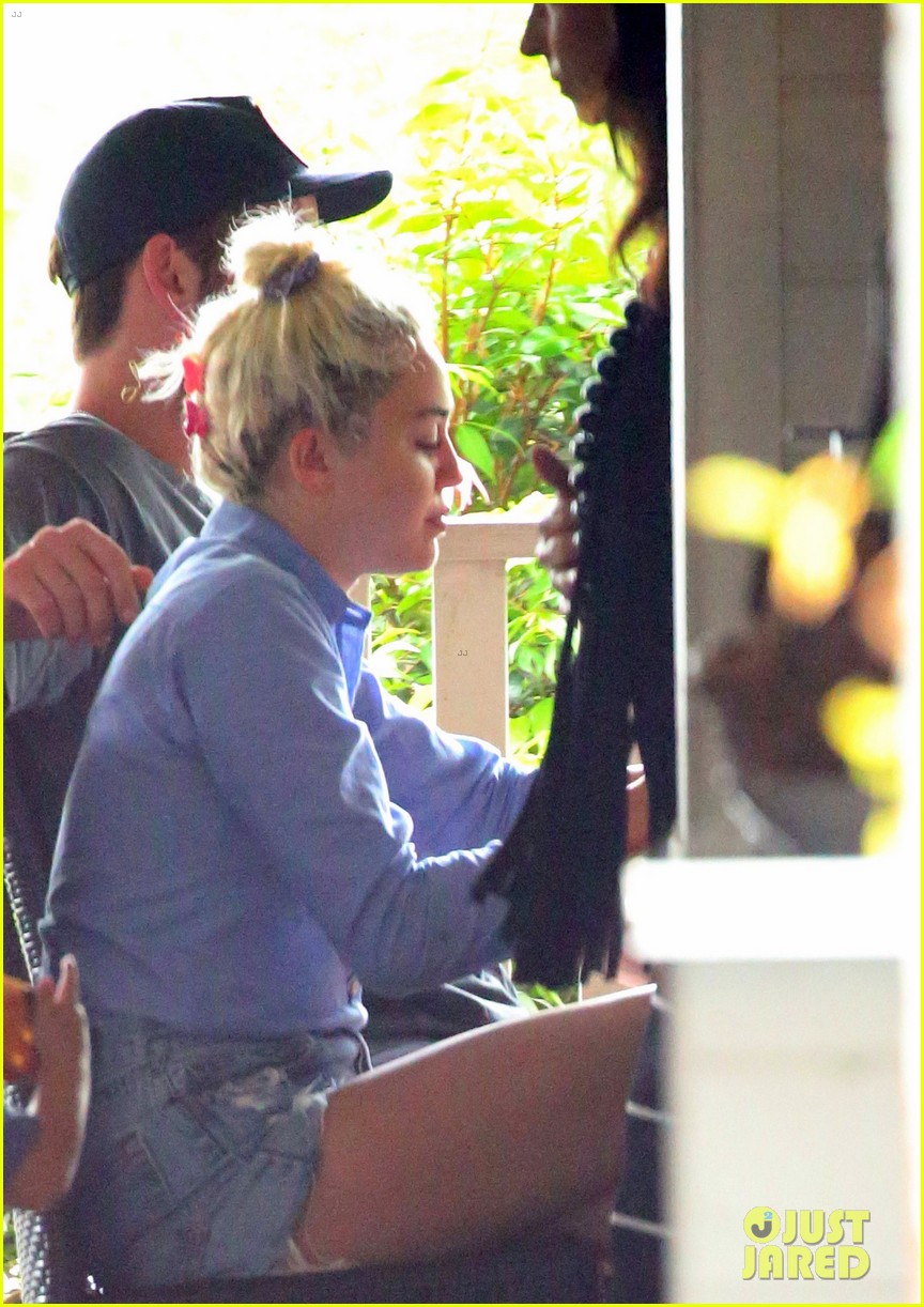 miley cyrus has breakfast with the whole hemsworth family 01