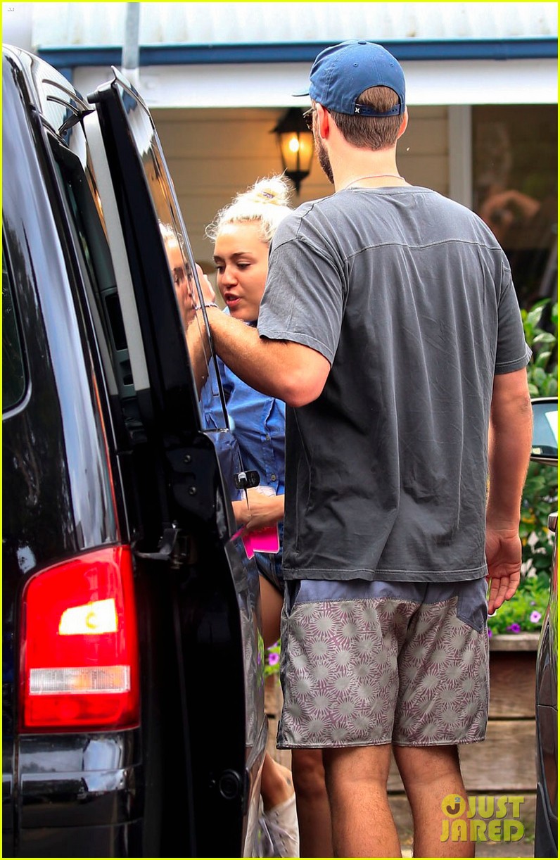 miley cyrus has breakfast with the whole hemsworth family 03