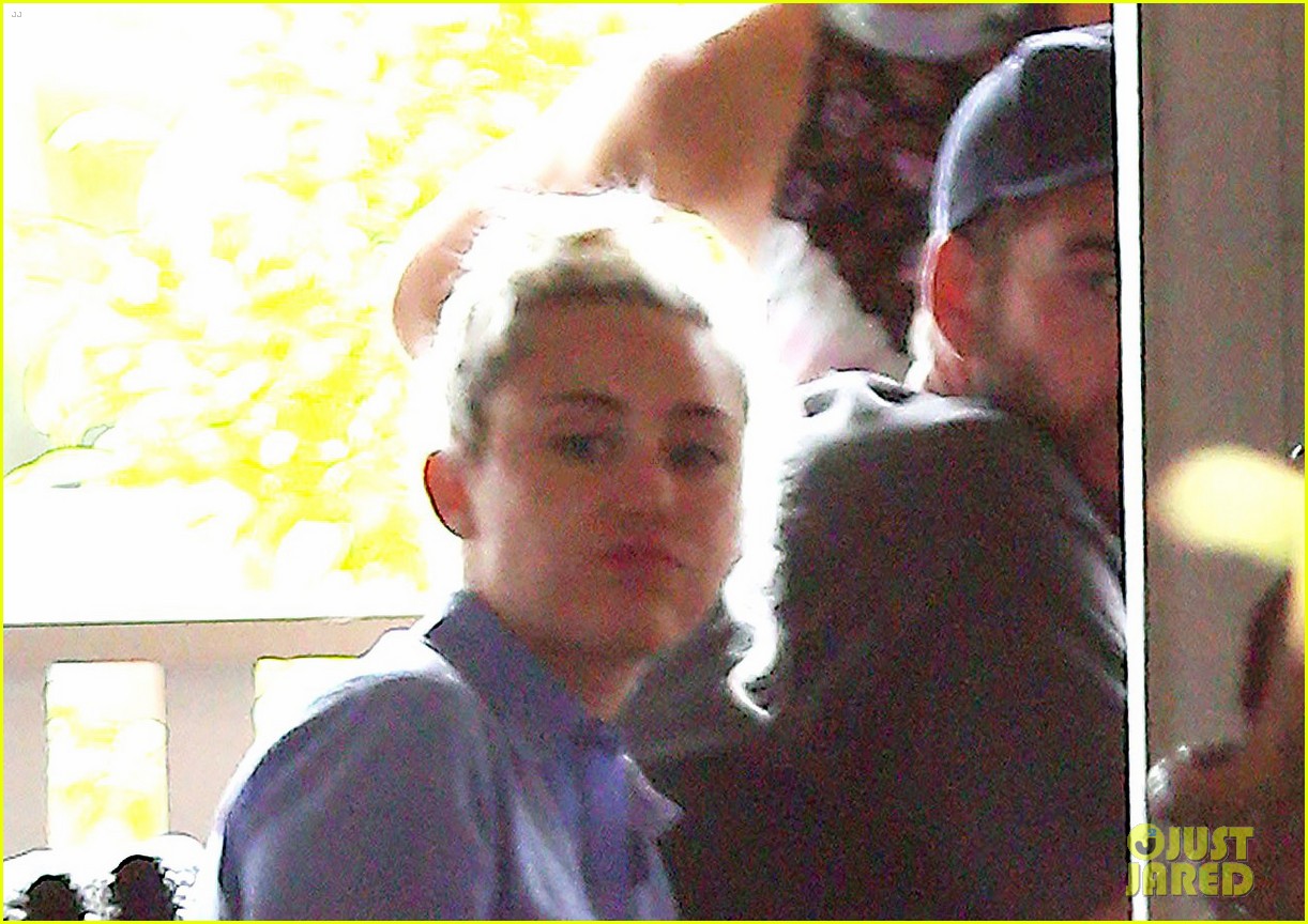 miley cyrus has breakfast with the whole hemsworth family 06