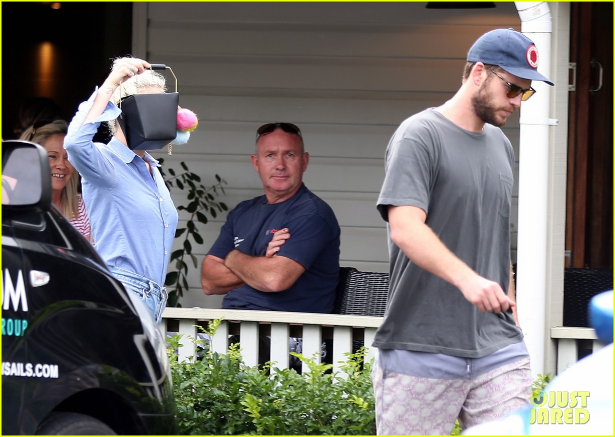 miley cyrus has breakfast with the whole hemsworth family 07