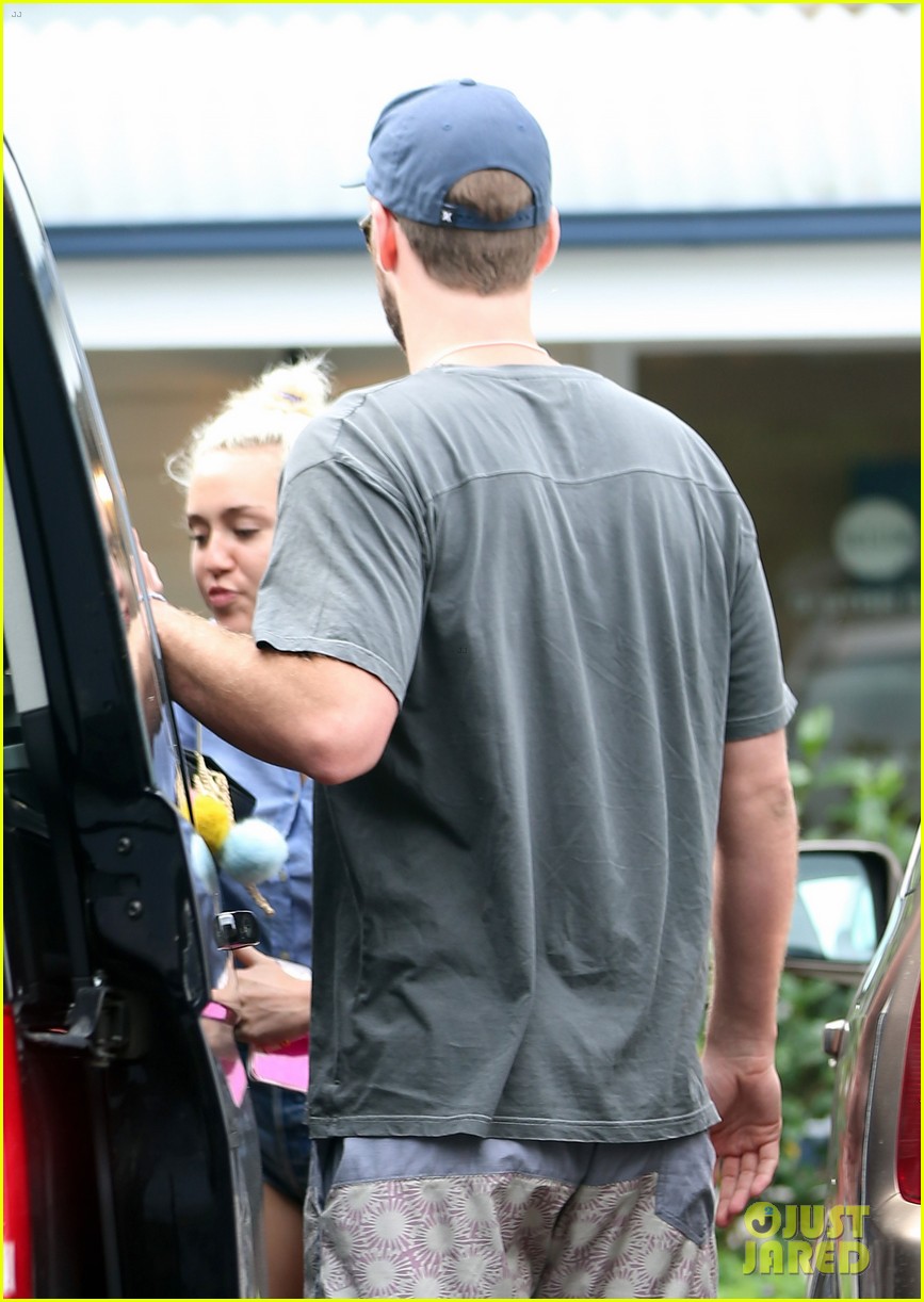 miley cyrus has breakfast with the whole hemsworth family 08