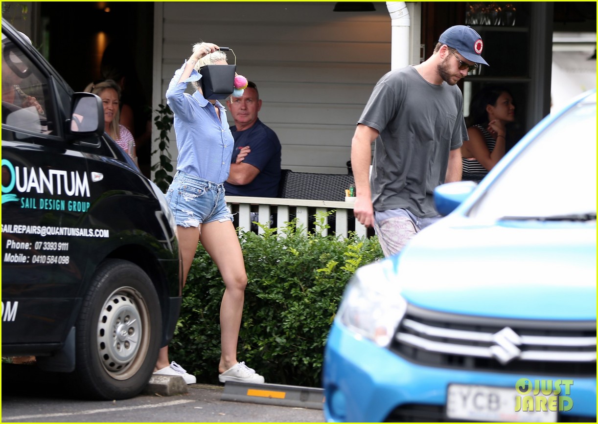 miley cyrus has breakfast with the whole hemsworth family 10