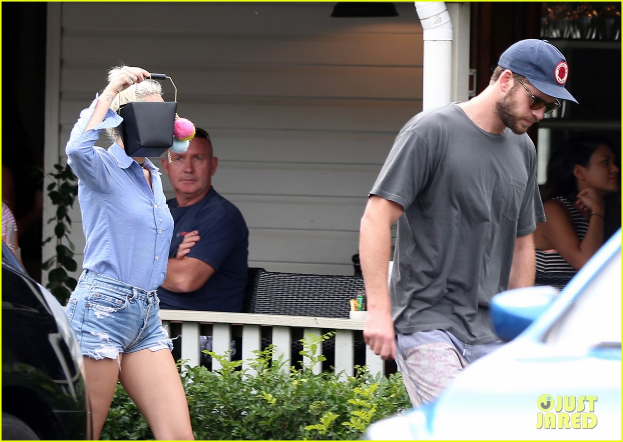 miley cyrus has breakfast with the whole hemsworth family 11