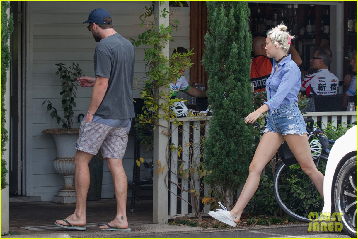 miley cyrus has breakfast with the whole hemsworth family 12