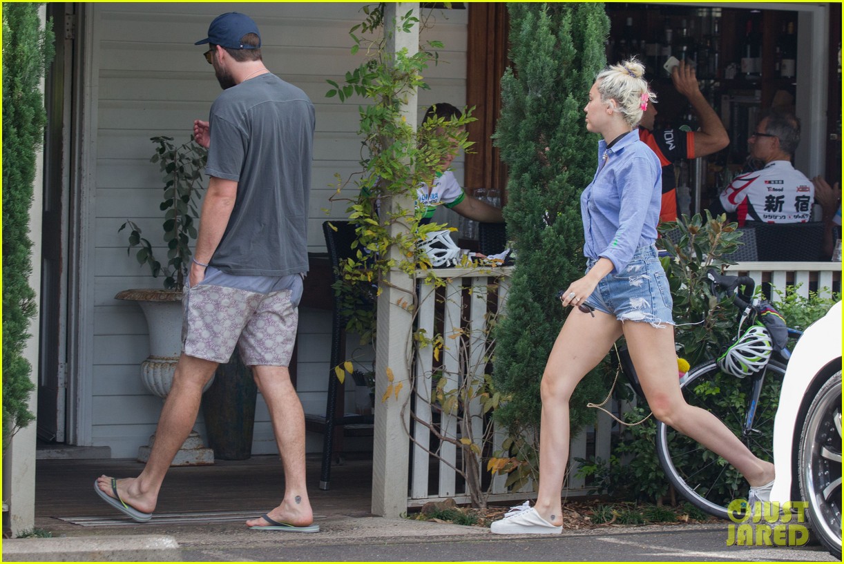 miley cyrus has breakfast with the whole hemsworth family 13
