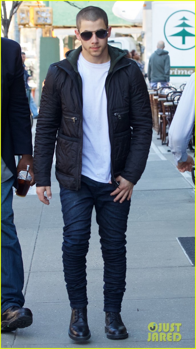 nick jonas gets ready for his saturday night live performance 01