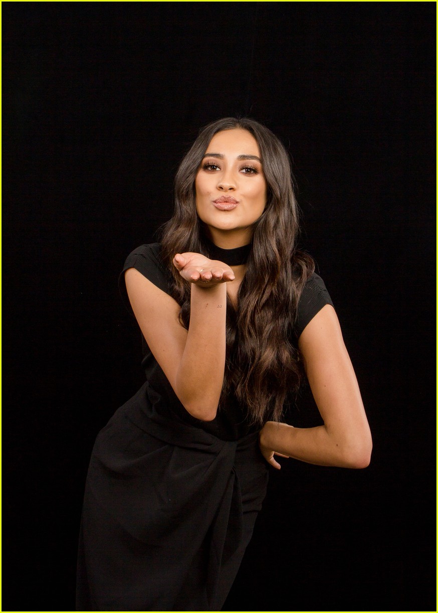 shay mitchell aol build mothers day 04