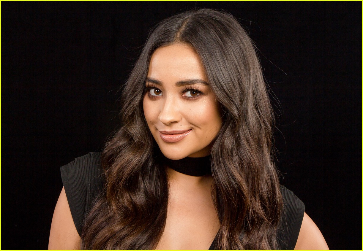 shay mitchell aol build mothers day 08