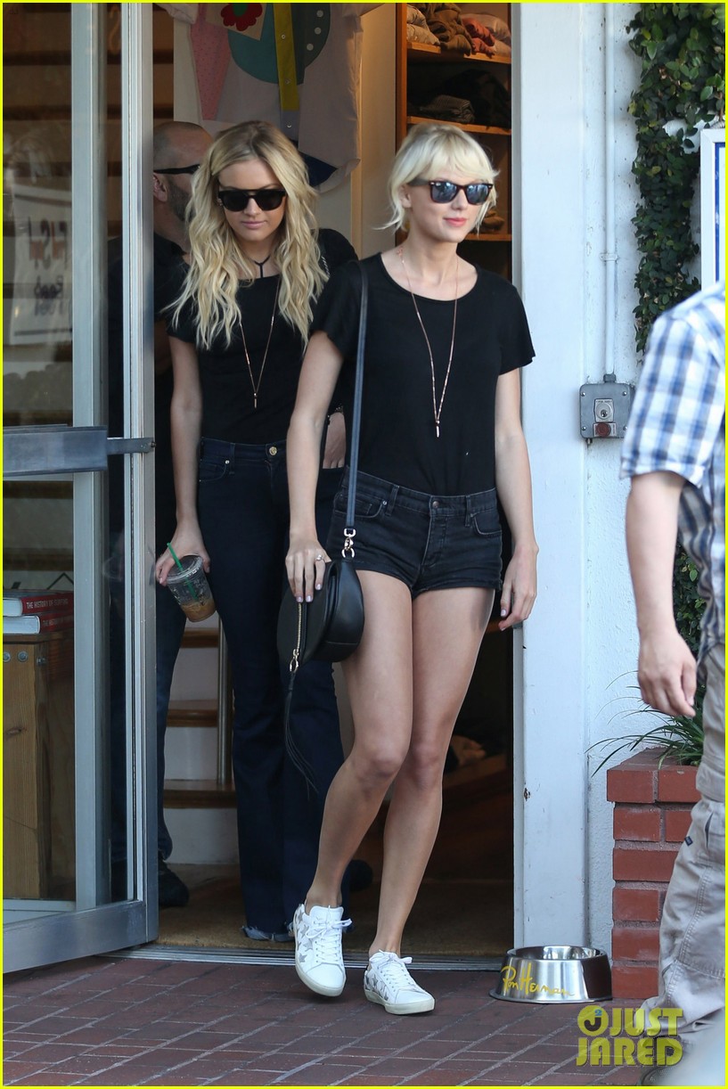 taylor swift gets in some retail therapy with kelsea ballerini 09