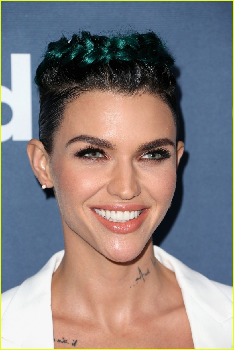 taylor swift presents to ruby rose glaad 09