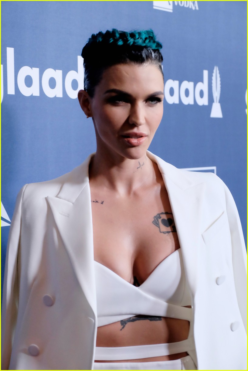 taylor swift presents to ruby rose glaad 10