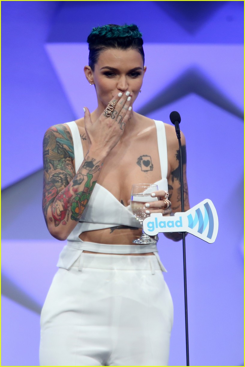 taylor swift presents to ruby rose glaad 19