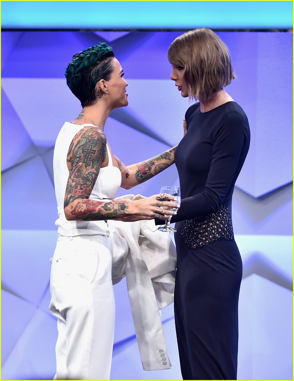 taylor swift presents to ruby rose glaad 27