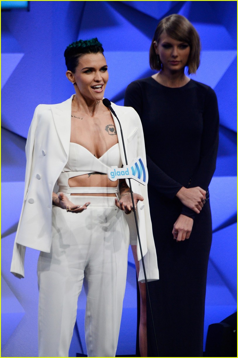 taylor swift presents to ruby rose glaad 35