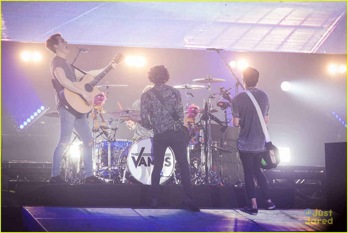 the vamps sheffield concert pics not ready tour end 04