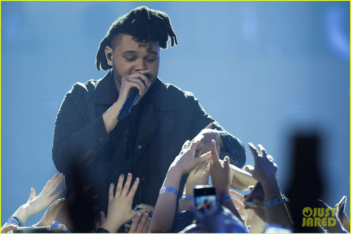 the weeknd wins artist of the year at juno awards 2016 performs medley watch here 01