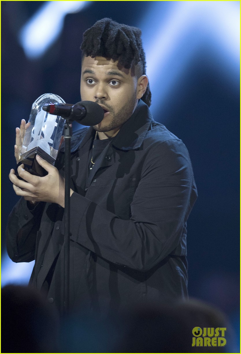 the weeknd wins artist of the year at juno awards 2016 performs medley watch here 03