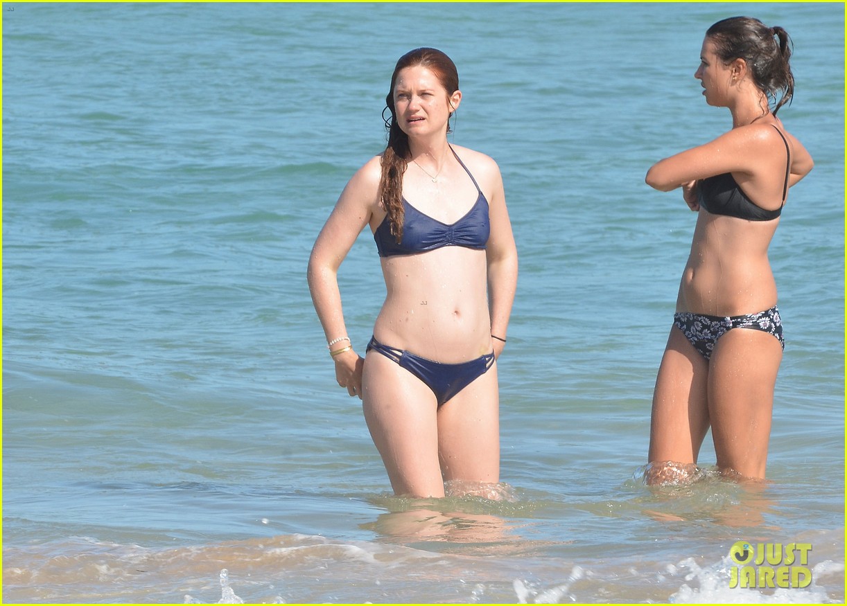 Бонни райт слитые фото Bonnie Wright Takes a Dip in the Ocean With Gal Pals Photo 957024 - Photo Galler