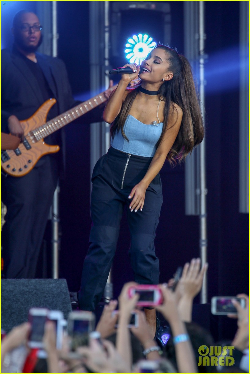 ariana grande premieres new song everyday 08