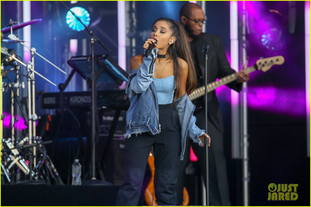ariana grande premieres new song everyday 12
