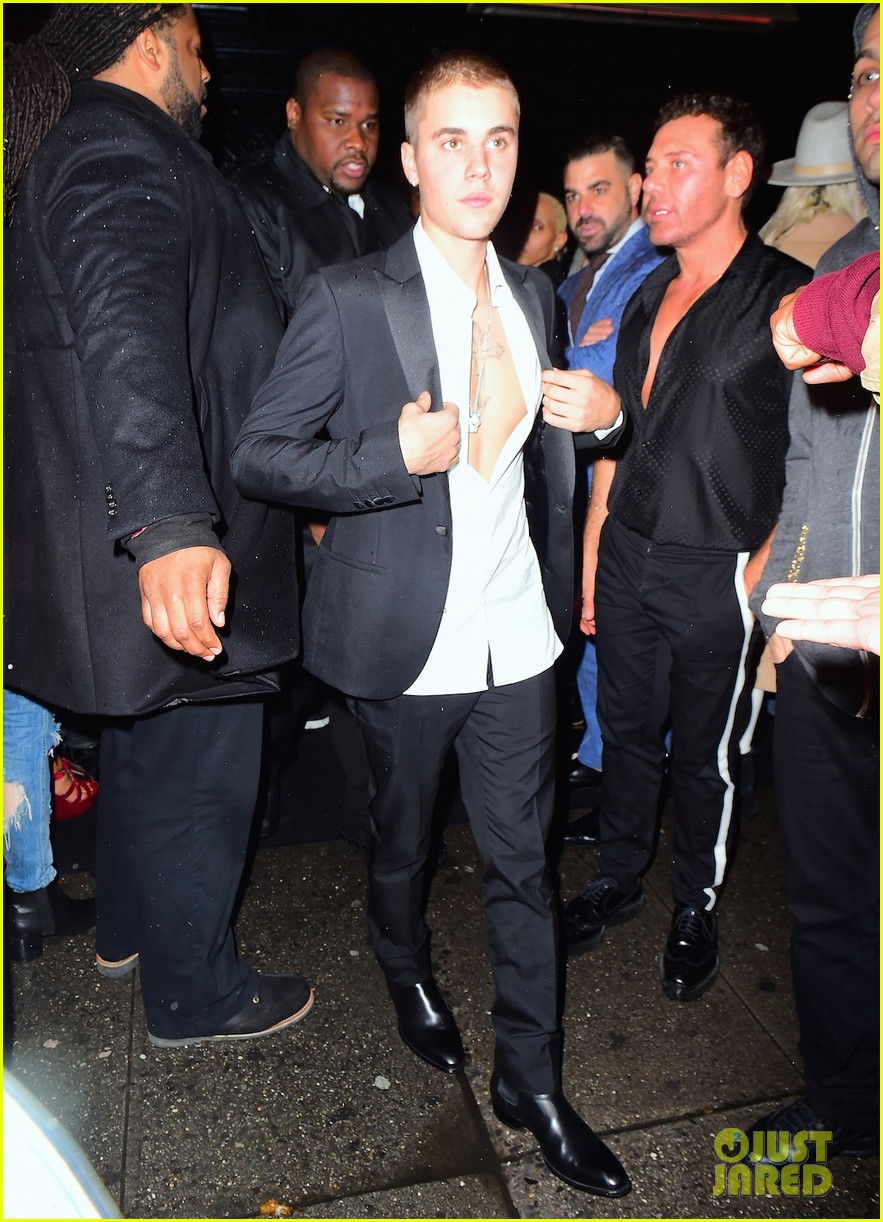 justin bieber shows off chest at met gala 2016 after party 02