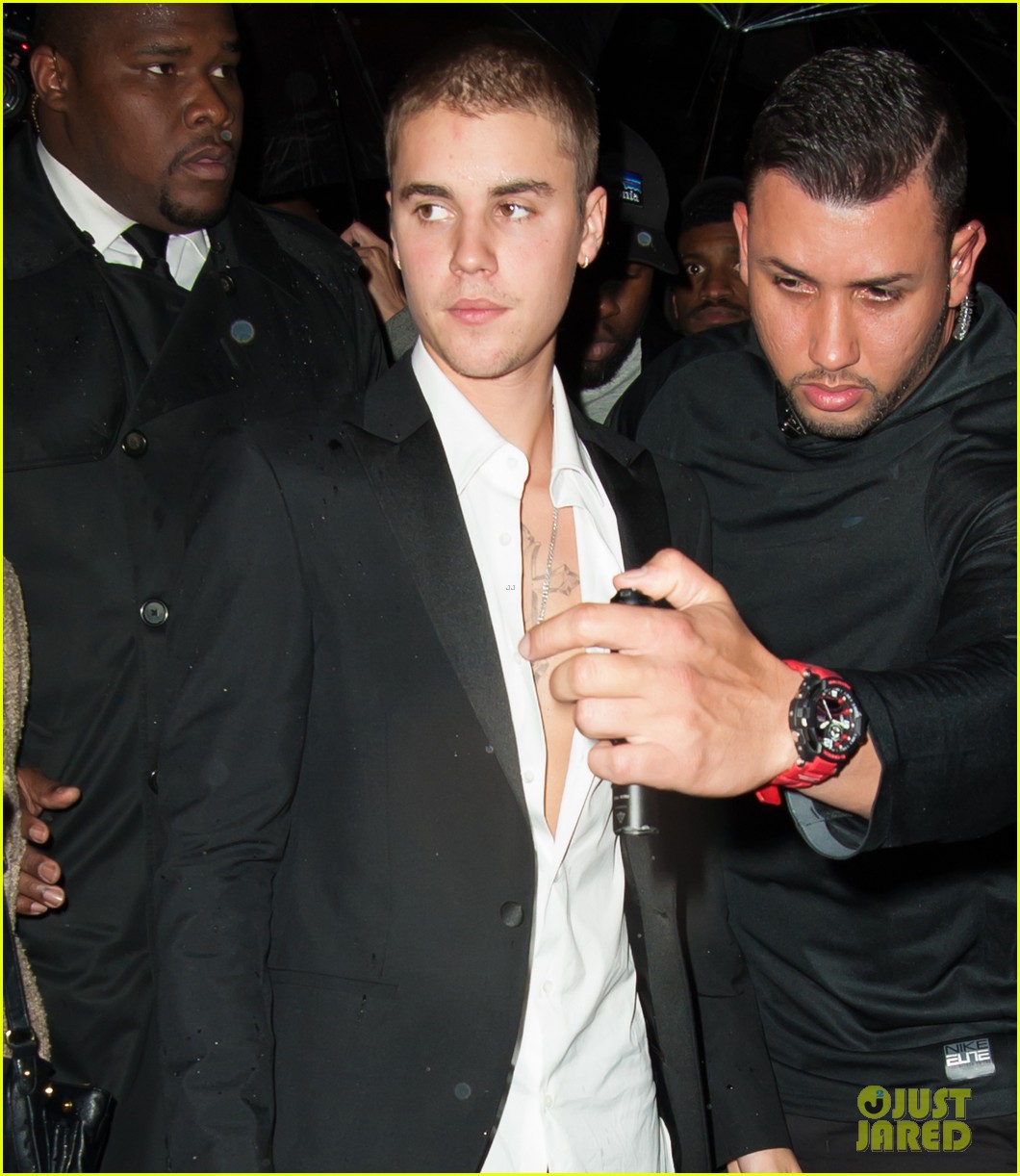 justin bieber shows off chest at met gala 2016 after party 03
