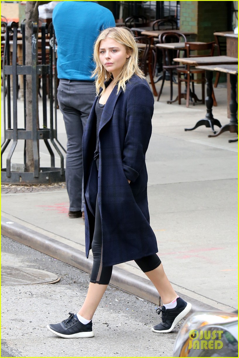 chloe moretz mermaid flipping on head out nyc workout 04