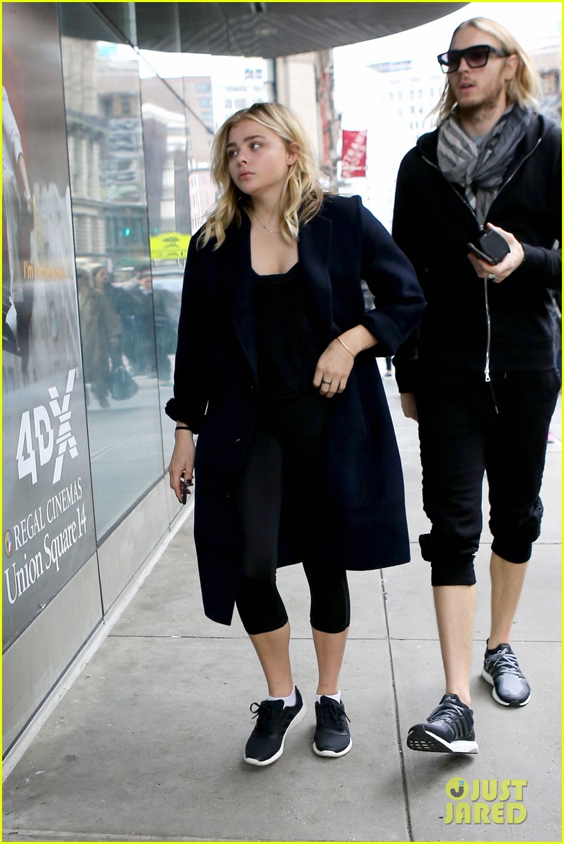 chloe moretz mermaid flipping on head out nyc workout 07