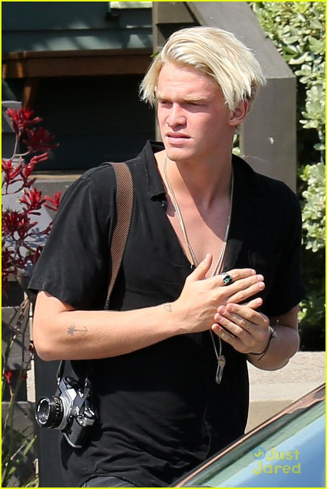 cody simpson out friends surfboard crafting 02