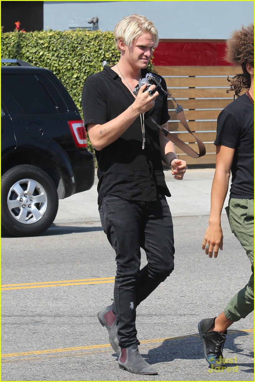 cody simpson out friends surfboard crafting 07