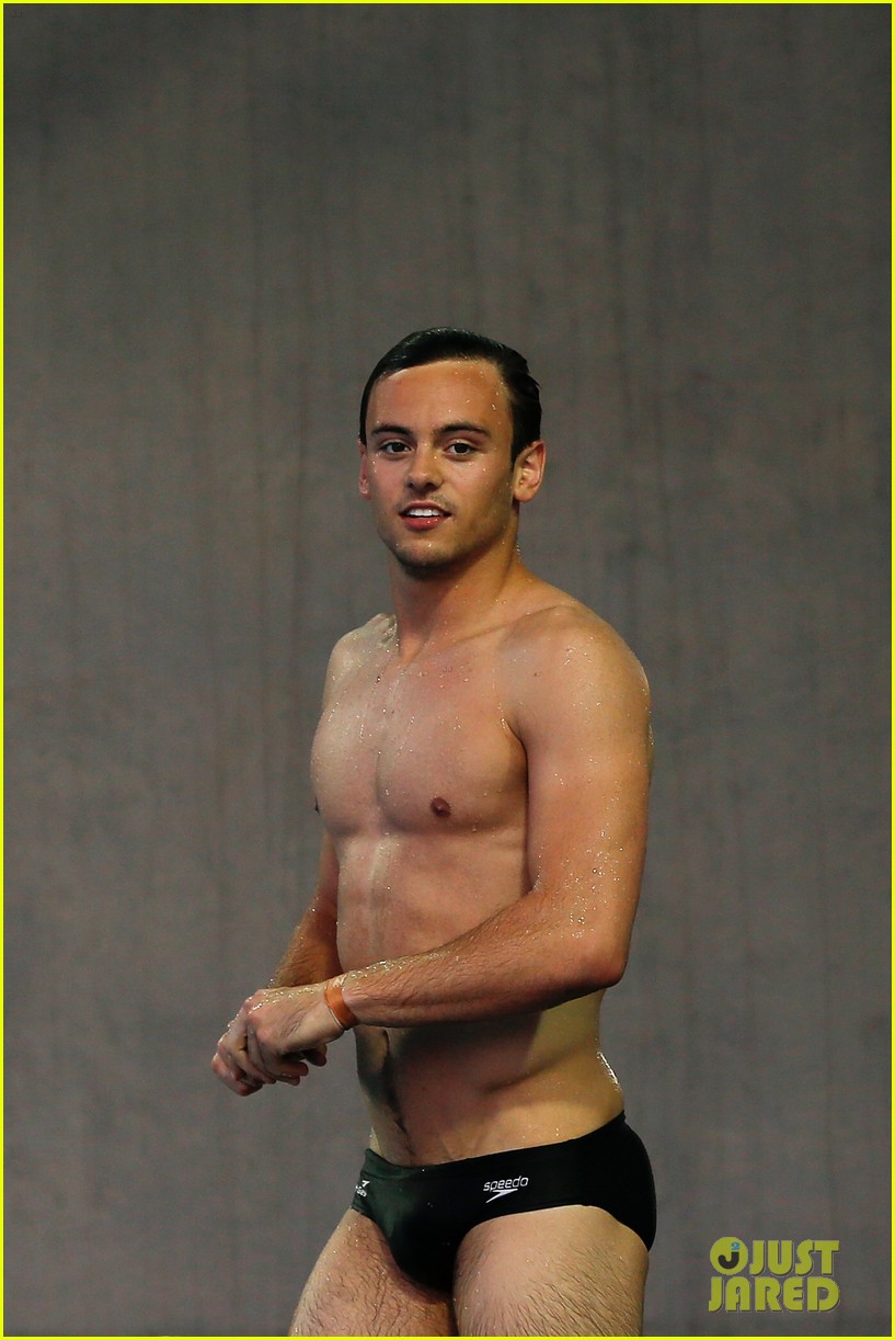 tom daley explains why speedos are so tight 08