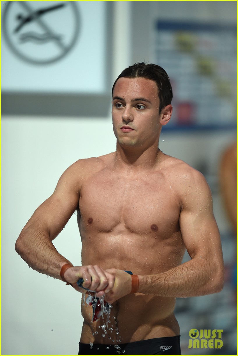 tom daley explains why speedos are so tight 15