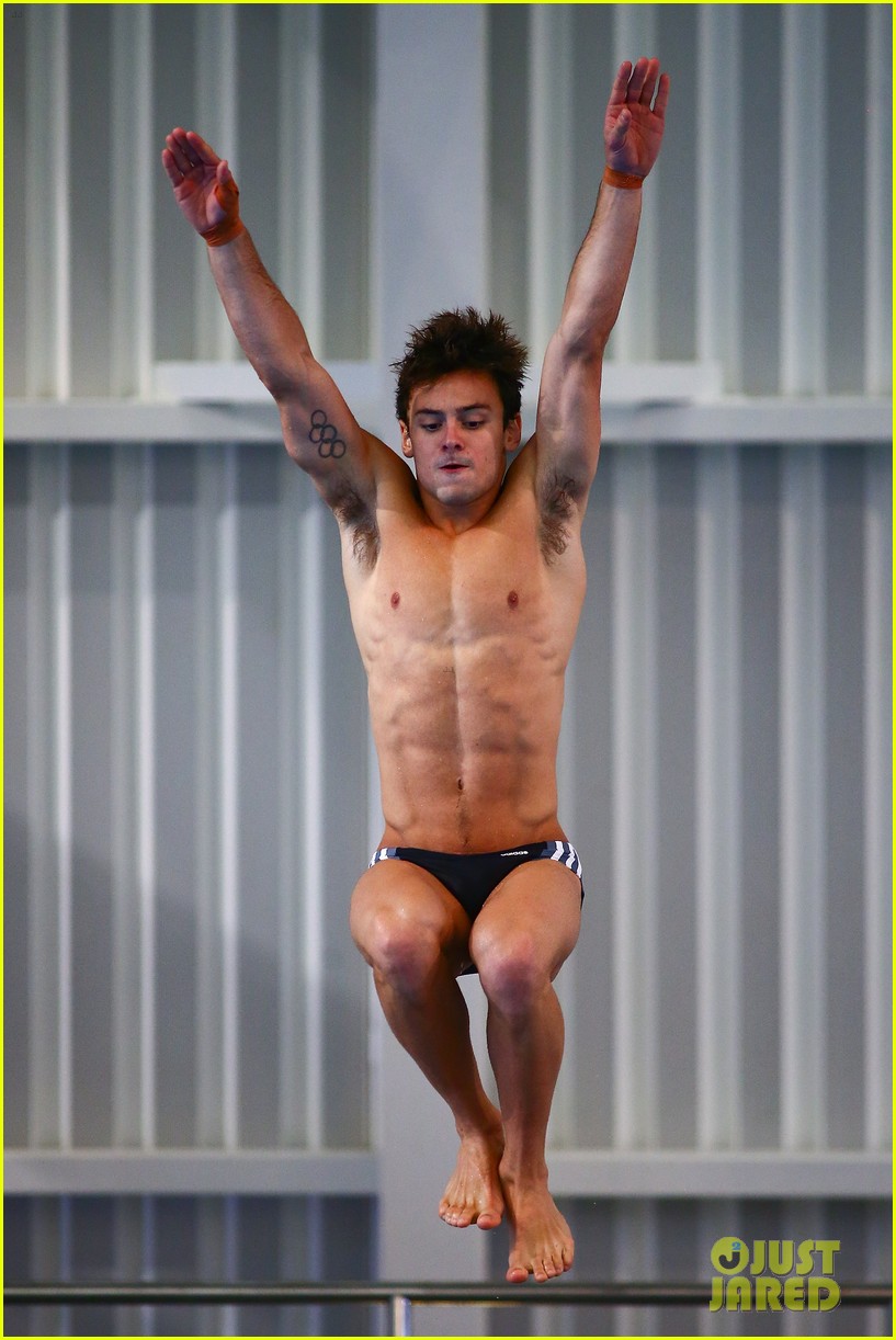 tom daley explains why speedos are so tight 18