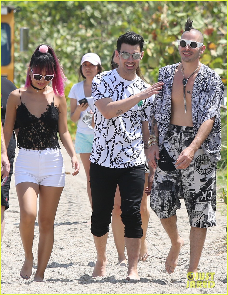 dnce miami volleyball tourney iheart pool party 01