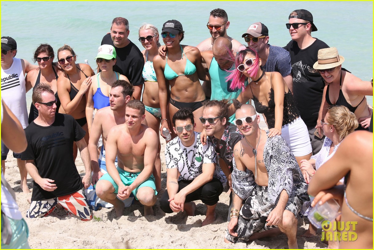 dnce miami volleyball tourney iheart pool party 02