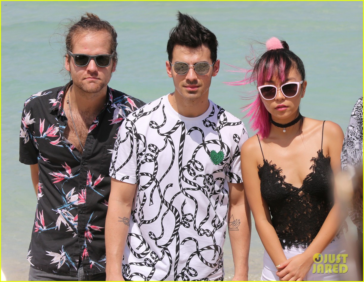 dnce miami volleyball tourney iheart pool party 04