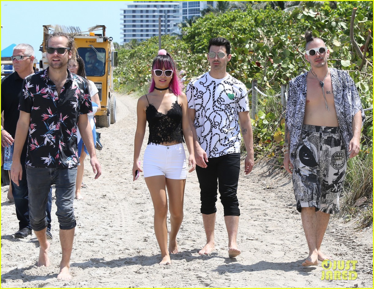 dnce miami volleyball tourney iheart pool party 05